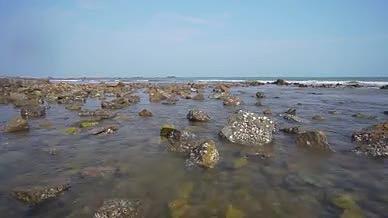 大海沙滩海水海风蓝天白云礁石视频的预览图